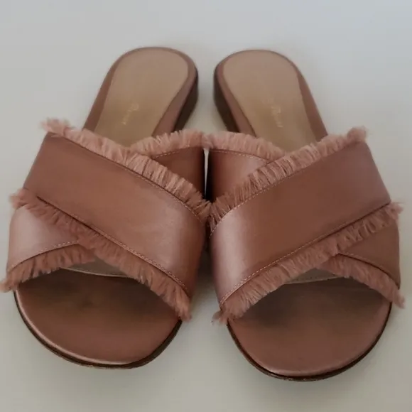 - Gianvito Rossi Blush Silk Satin Flat Sandaks
