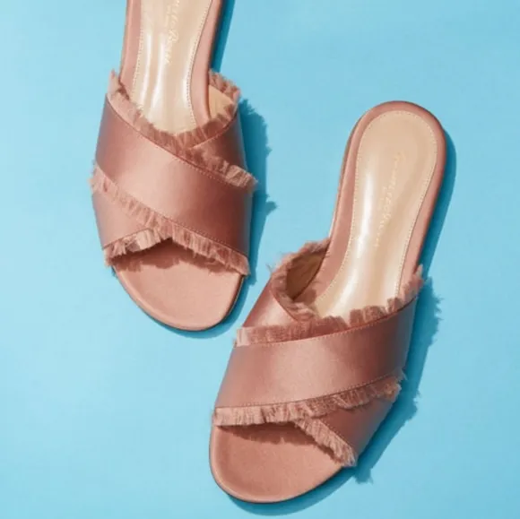 - Gianvito Rossi Blush Silk Satin Flat Sandaks
