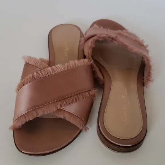 - Gianvito Rossi Blush Silk Satin Flat Sandaks