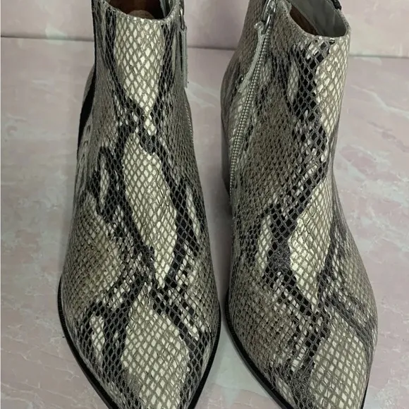 🔥 New, without box Linea Paolo Booties Sochi in Cream Reptile Snake Sz 6M
