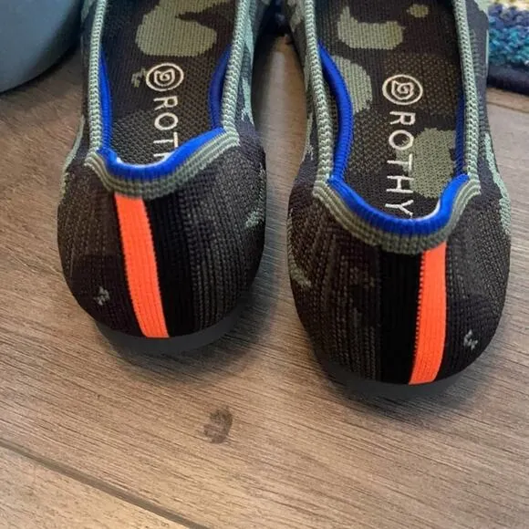 - Rothys the point camuflaje green size 9. woman’s flat shoes