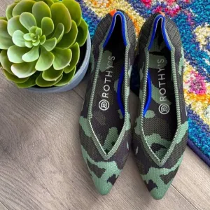 - Rothys the point camuflaje green size 9. woman’s flat shoes