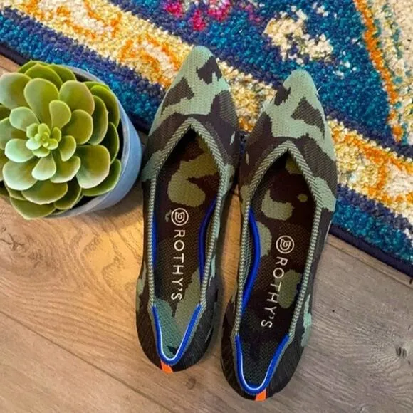 - Rothys the point camuflaje green size 9. woman’s flat shoes