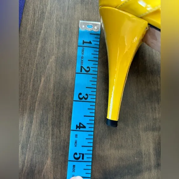 💛⭐️ The Stuart Weitzman Myturn Yellow Quasar Sandals 💛⭐️