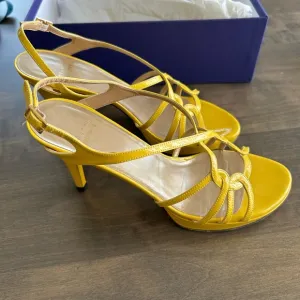 💛⭐️ The Stuart Weitzman Myturn Yellow Quasar Sandals 💛⭐️