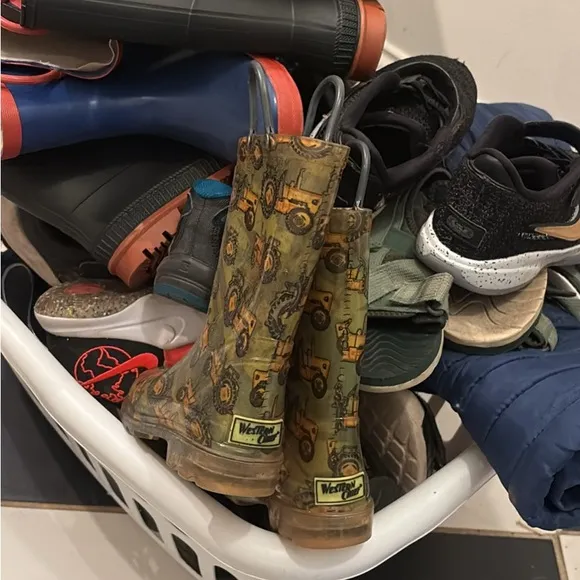 22 pair boys shoe lot, pls read details