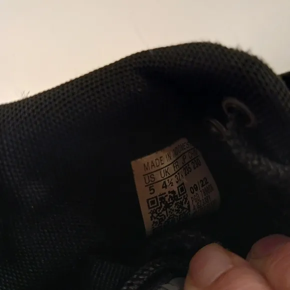 Adidas boys sneakers size 5Y sneakers like new