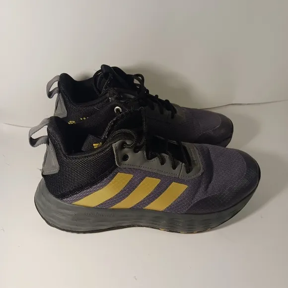 Adidas boys sneakers size 5Y sneakers like new