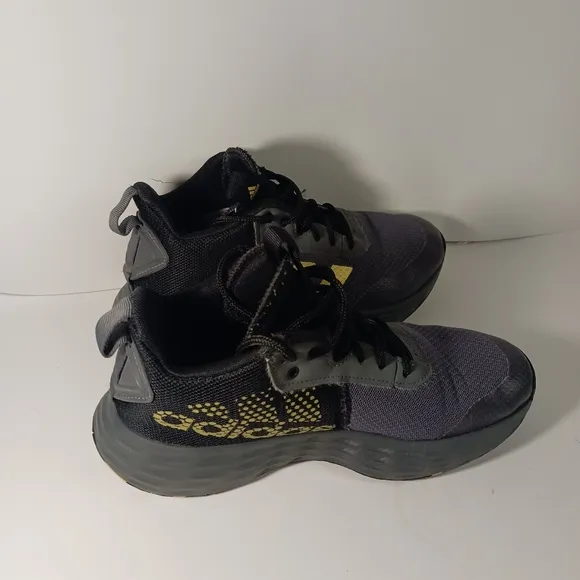 Adidas boys sneakers size 5Y sneakers like new