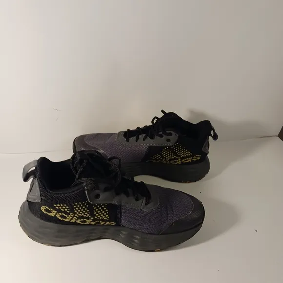 Adidas boys sneakers size 5Y sneakers like new