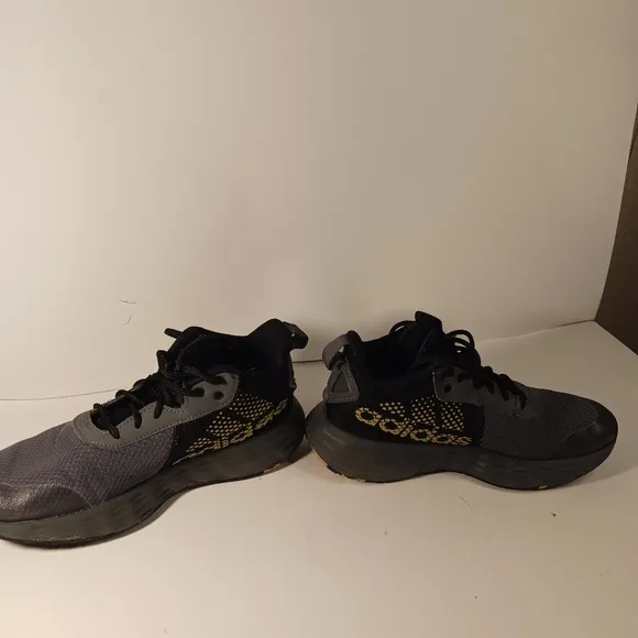 Adidas boys sneakers size 5Y sneakers like new