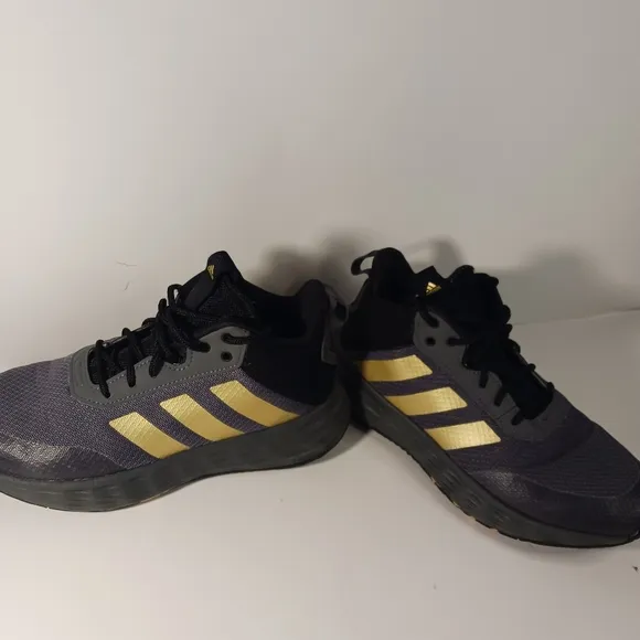Adidas boys sneakers size 5Y sneakers like new