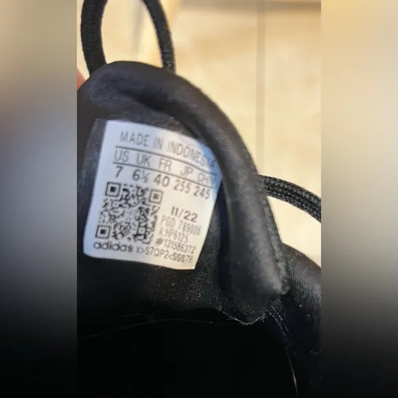 Adidas kid’s sneakers size 7