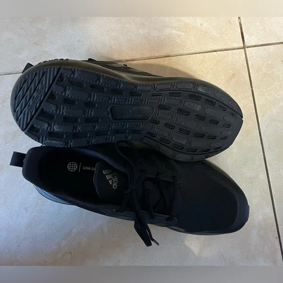 Adidas kid’s sneakers size 7