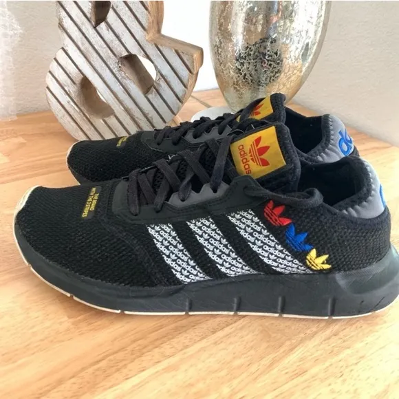Adidas Originals Swift Run X Athletic SneakerIn Core Black/ Ftwr White Size 8.5