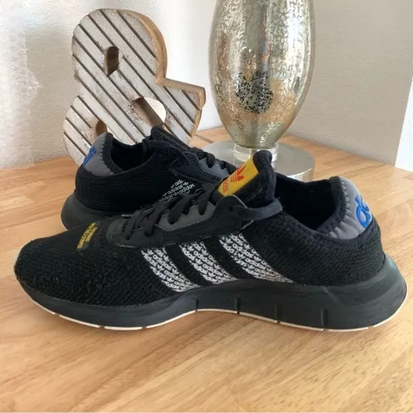 Adidas Originals Swift Run X Athletic SneakerIn Core Black/ Ftwr White Size 8.5