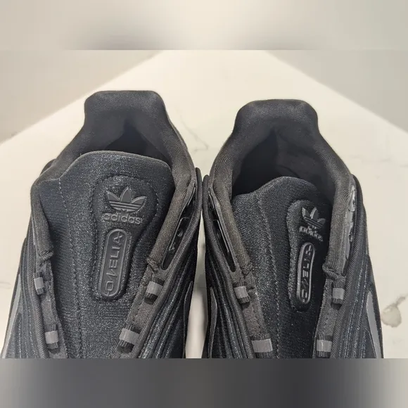 adidas Ozelia triple Black Sneakers running shoe lightweight sz 7.5 gym comfort
