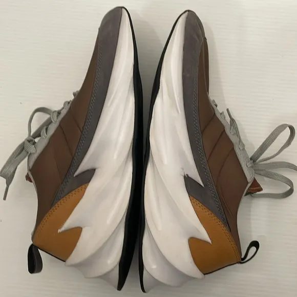 ADIDAS SHARK RUNNING SNEAKERS MENS SIZE 9.5