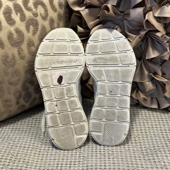 Adidas Woman’s Swift Run Shoes White Sneakers Sz 7.5