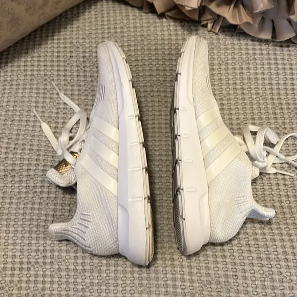 Adidas Woman’s Swift Run Shoes White Sneakers Sz 7.5