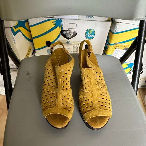 Aerosoles Women's Yellow Peep-Toe Sandal Heels