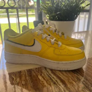 Air Forcé Nike Yellow Sneakers with White Accents