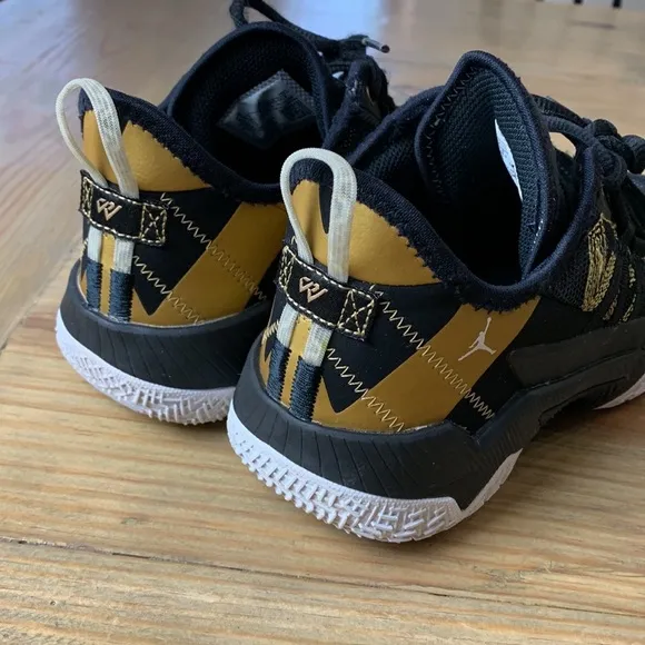 Air Jordan Mid Youth Sneaker