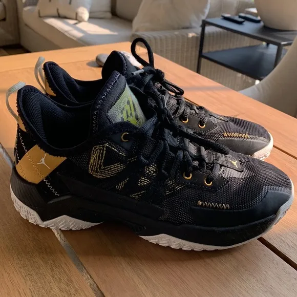 Air Jordan Mid Youth Sneaker