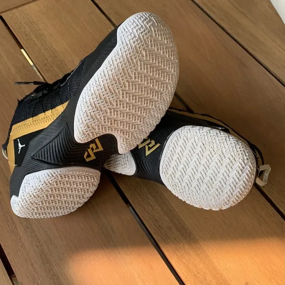 Air Jordan Mid Youth Sneaker