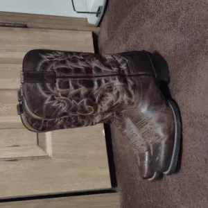 &quot;Laredo&quot; Brand. Brown Western Cowboy Boots with Intricate Stitching