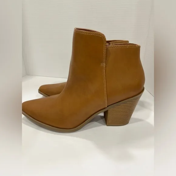 a.n.a Womens Dutch Stacked Heel BootiesSize:‎ 11. Color: Brown