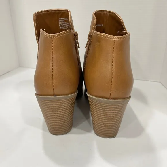 a.n.a Womens Dutch Stacked Heel BootiesSize:‎ 11. Color: Brown