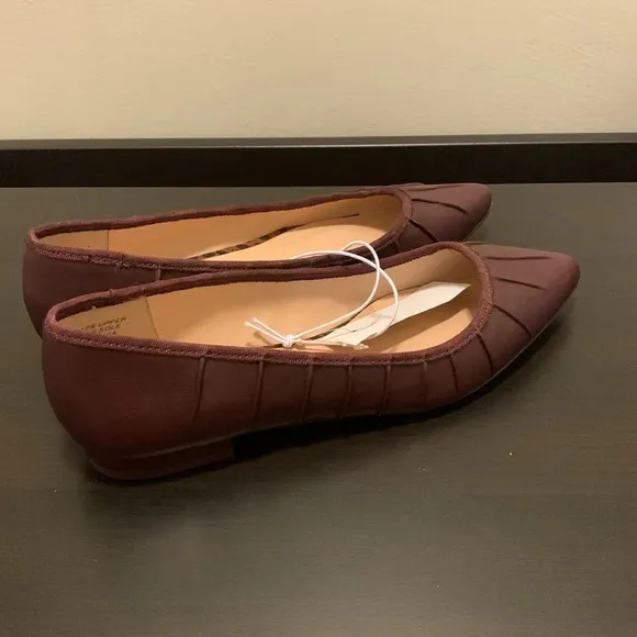 ANN TAYLOR‎ FACTORY Pointy Flat Shoes in Burgundy