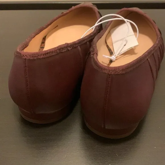 ANN TAYLOR‎ FACTORY Pointy Flat Shoes in Burgundy