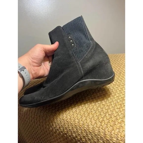 Aquatalia Black Weatherproof Suede Versus Ankle Boots/Booties Sz. 7