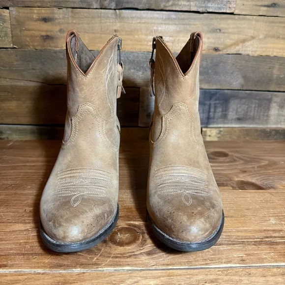 ARIAT WOMEN'S DARLIN WESTERN BOOTS - ROUND TOE size 8.5