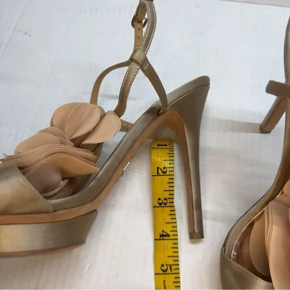 BADGLEY MISCHKA Randee Nude CHAMPAGNE RAW SATIN RUFFLE SANDALS, 10