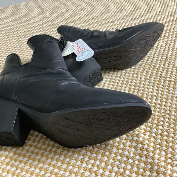 Baretraps serenity Ankle boots  size 11 NWT
