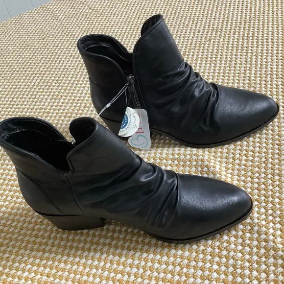 Baretraps serenity Ankle boots  size 11 NWT