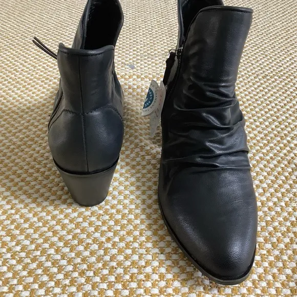 Baretraps serenity Ankle boots  size 11 NWT