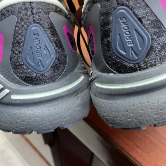 Brooks Adrenaline GTS 23 Women's Size 8 B Black Running Sneakers 1203811B072