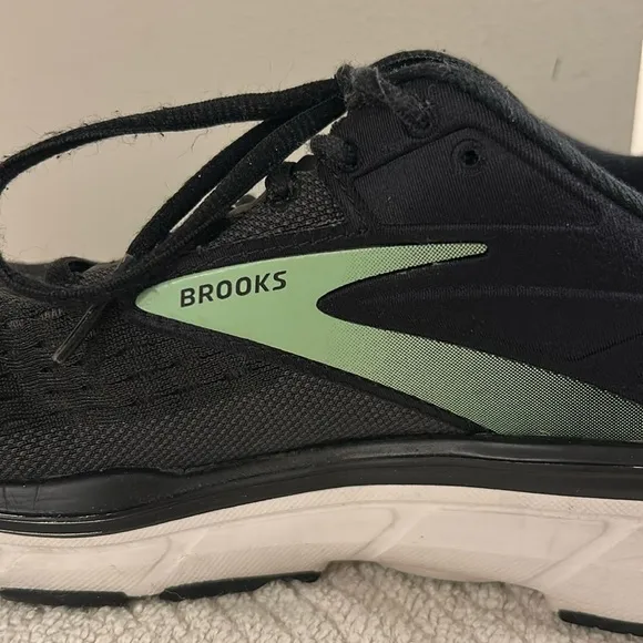 Brooks Dyad 11 Black Sneakers with Green Trim Women’s Size 8.5M Great Padding