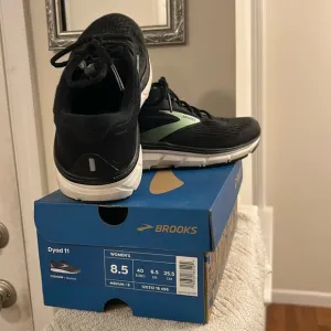 Brooks Dyad 11 Black Sneakers with Green Trim Women’s Size 8.5M Great Padding