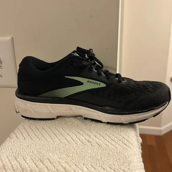 Brooks Dyad 11 Black Sneakers with Green Trim Women’s Size 8.5M Great Padding