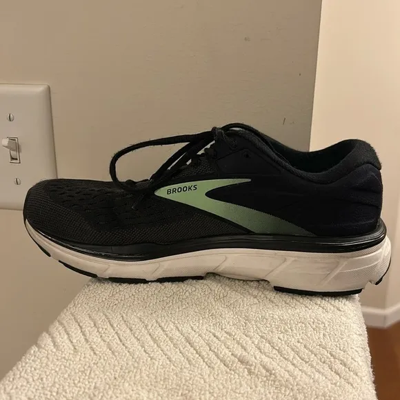 Brooks Dyad 11 Black Sneakers with Green Trim Women’s Size 8.5M Great Padding