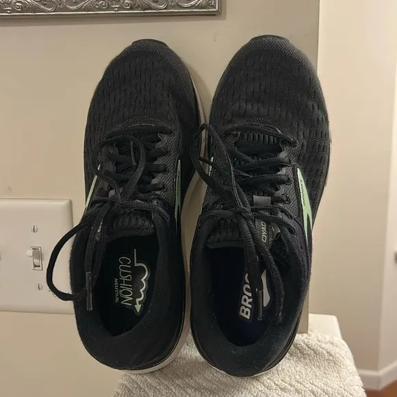 Brooks Dyad 11 Black Sneakers with Green Trim Women’s Size 8.5M Great Padding