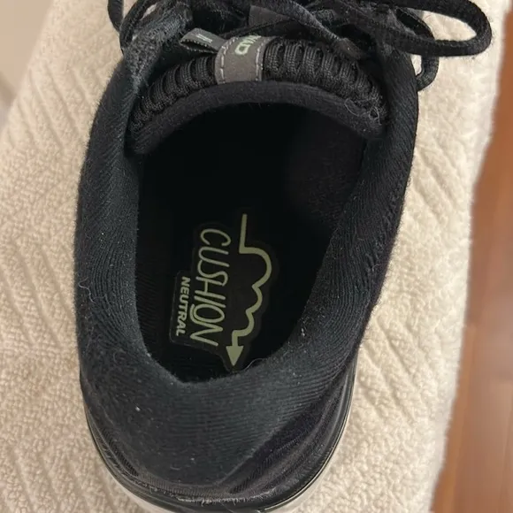 Brooks Dyad 11 Black Sneakers with Green Trim Women’s Size 8.5M Great Padding
