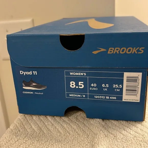 Brooks Dyad 11 Black Sneakers with Green Trim Women’s Size 8.5M Great Padding