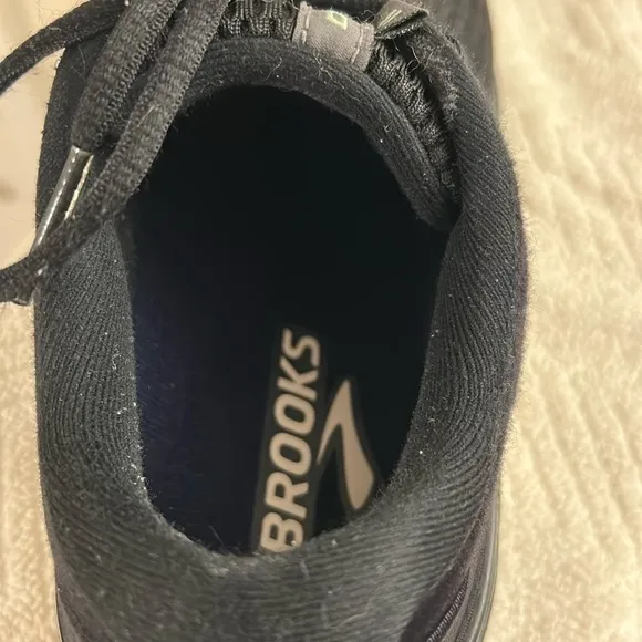 Brooks Dyad 11 Black Sneakers with Green Trim Women’s Size 8.5M Great Padding