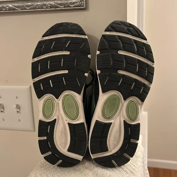 Brooks Dyad 11 Black Sneakers with Green Trim Women’s Size 8.5M Great Padding
